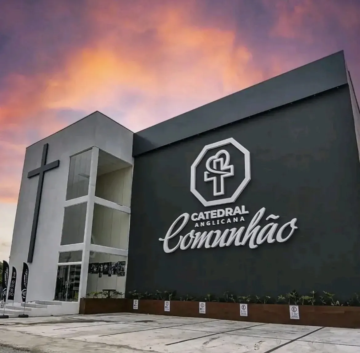 Fachada da Catedral Anglicana Comunhão ao entardecer, edificação religiosa de grande volume com cobertura metálica
